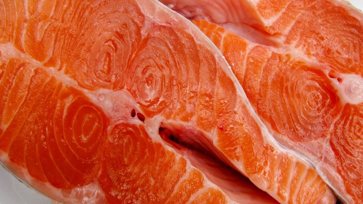 Гастроэнтеролог назвала самый нежирный вид красной рыбы — подходит тем, кто считает калории