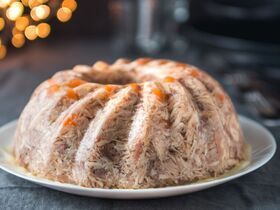 Не трогай это даже на Новый год: кому нельзя есть холодец, рассказала нутрициолог