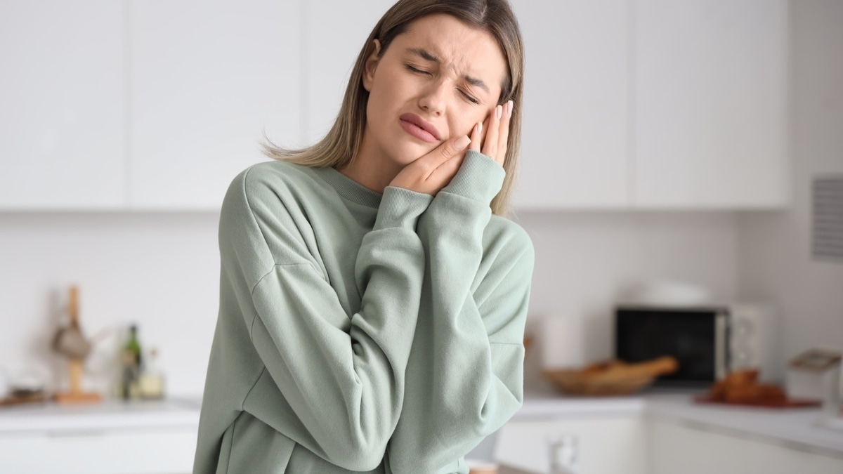 Стоматолог объяснил, почему после шампанского начинают болеть зубы