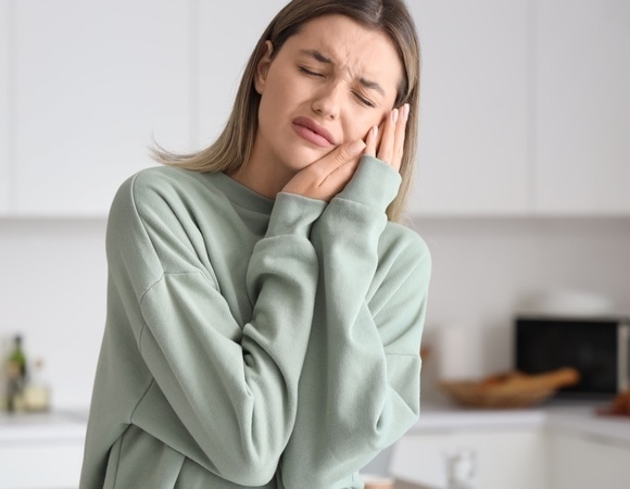 Стоматолог объяснил, почему после шампанского начинают болеть зубы