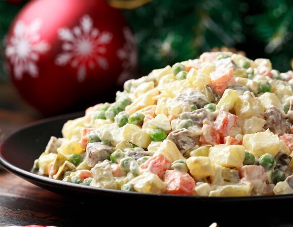 Звездный оливье: как Анна Семенович, Слава и ее дочь готовят главный новогодний салат