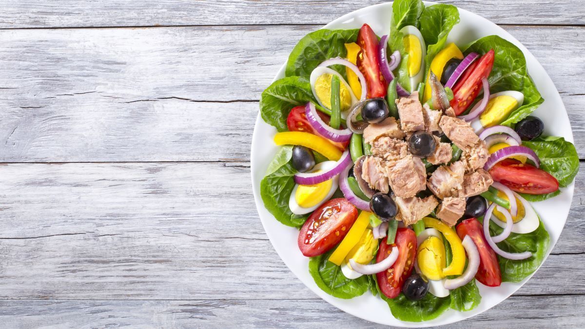 Если не нравится тунец: шеф-повар  объяснил, чем можно заменить рыбу в салате "Нисуаз"