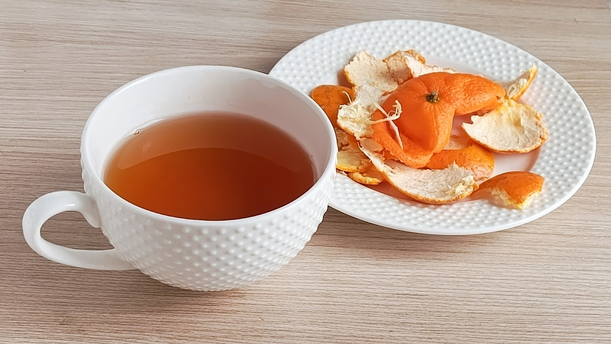 Не выбрасывайте мандариновую кожуру: есть рецепт напитка, который помогает после новогоднего переедания