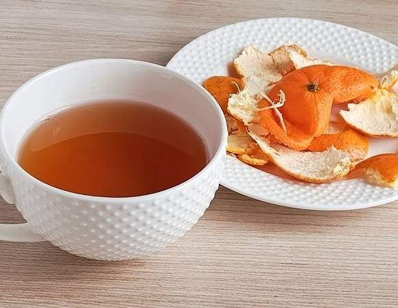 Не выбрасывайте мандариновую кожуру: есть рецепт напитка, который помогает после новогоднего переедания