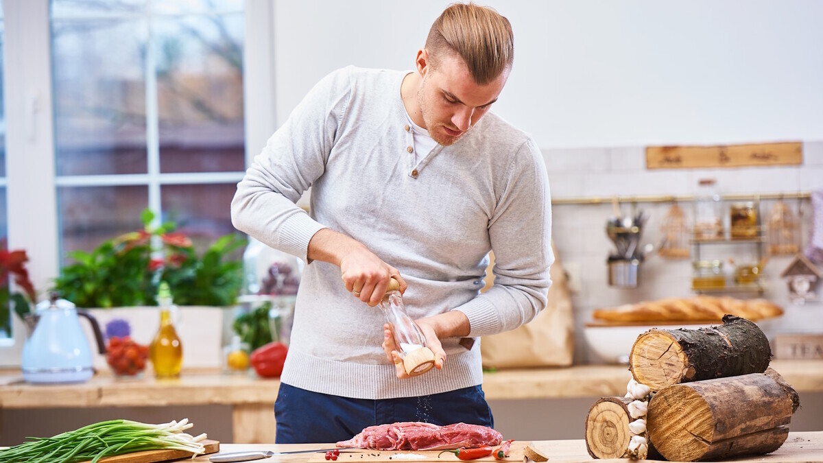 В какой момент добавлять специи к мясу? Шеф-повар пояснил, когда это делают в начале, а когда — в конце В какой момент добавлять специи к мясу? Шеф-повар пояснил, когда это делают в начале, а когда — в конце