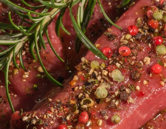 В какой момент добавлять специи к мясу? Шеф-повар пояснил, когда это делают в начале, а когда — в конце