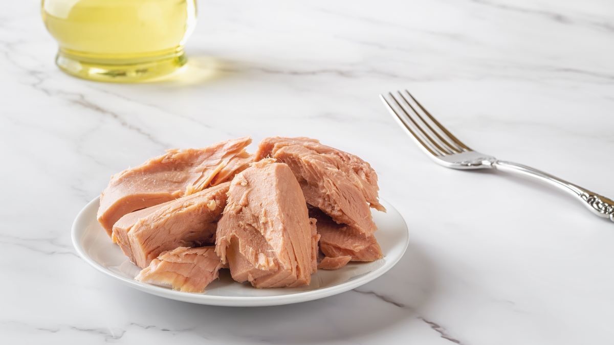 Консервированный тунец заиграет новыми красками: как превратить безвкусную рыбу в пикантную закуску