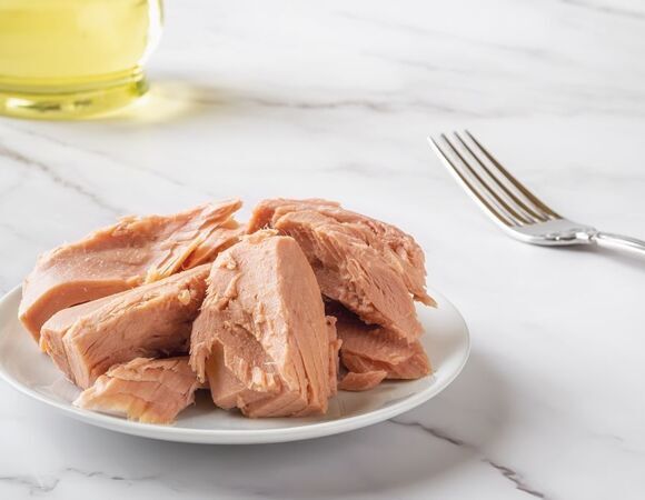 Консервированный тунец заиграет новыми красками: как превратить безвкусную рыбу в пикантную закуску