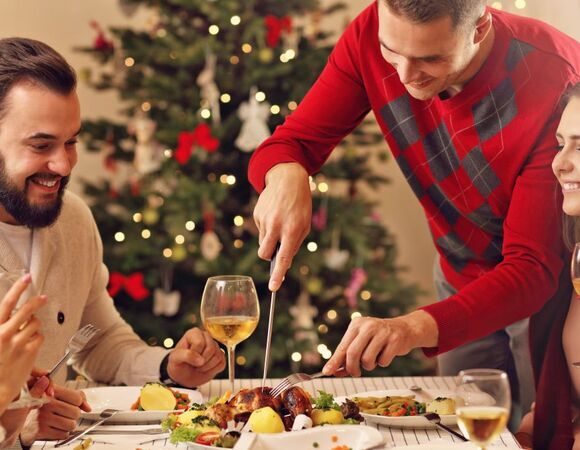 "Синдром праздничного сердца": как новогодние застолья влияют на наш "мотор" и что с этим делать