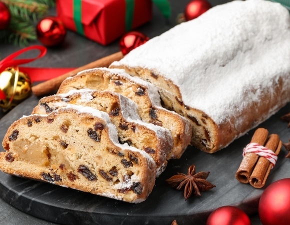 Выпекается 1,5 часа, а выдерживается 2 недели: рецепт рождественского штоллена — десерта праздничнее нет