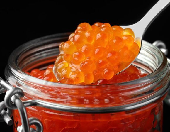 У пяти брендов красной икры обнаружили кишечную палочку: как научиться делать продукт, чтобы не рисковать на Новый год