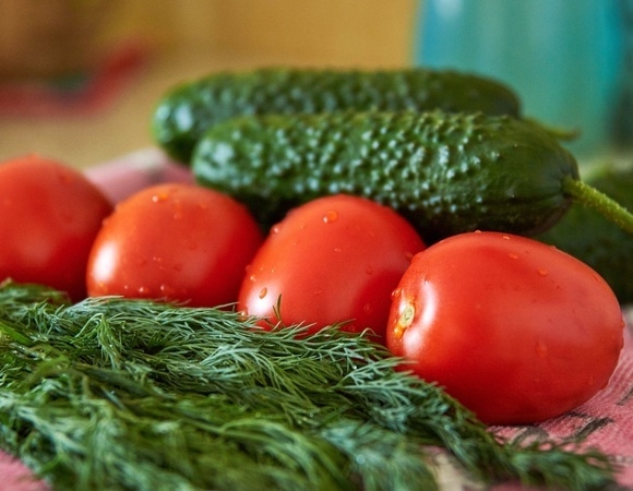 Агроном рассказал, как выбирать огурцы и помидоры зимой