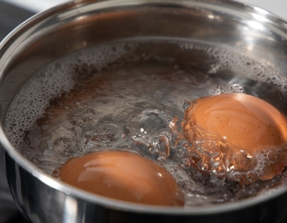 Врач объяснила, какую ошибку россияне чаще всего совершают при варке яиц