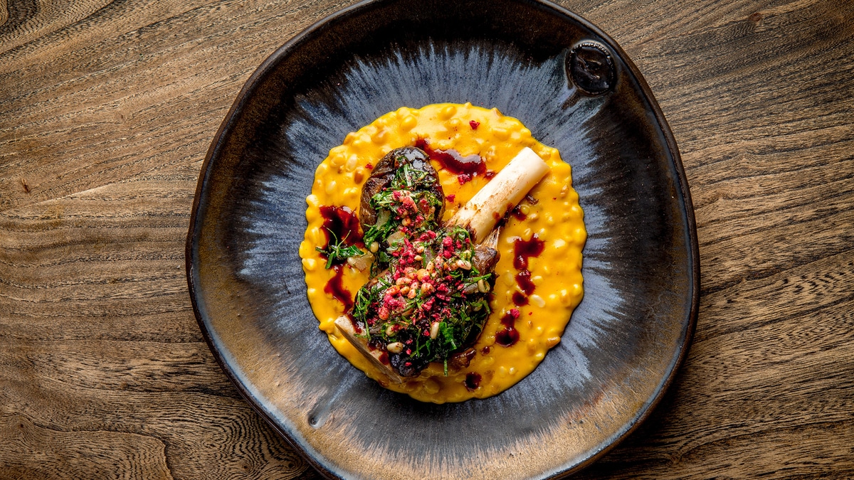 Голень ягненка с кедровой кашей и тыквенным пюре — рецепт праздничного блюда от шеф-повара