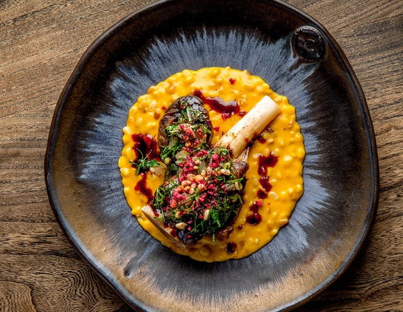 Голень ягненка с кедровой кашей и тыквенным пюре — рецепт праздничного блюда от шеф-повара