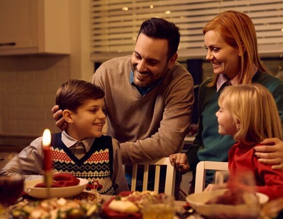 Новогодний стол не навредит ребенку: детский гастроэнтеролог дала советы по застолью — "Это не культ еды"