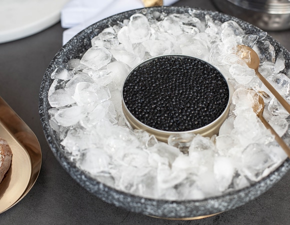 Когда и как черная икра стала деликатесом