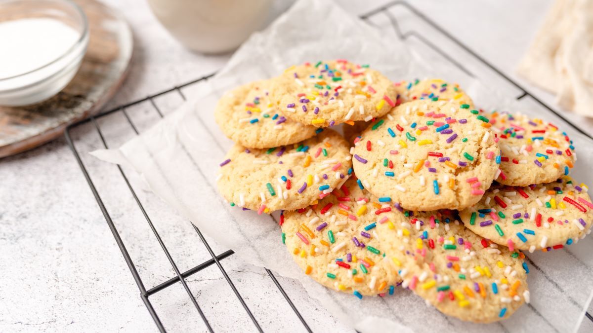 Посыпка не "сбежит" с печенья: лайфхак от кулинарного эксперта по созданию красивых десертов