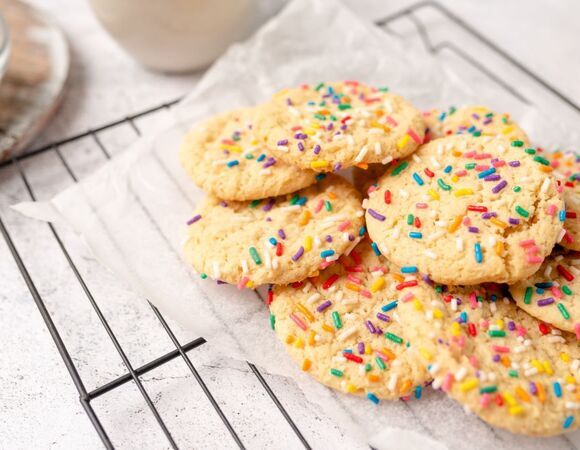 Посыпка не "сбежит" с печенья: лайфхак от кулинарного эксперта по созданию красивых десертов