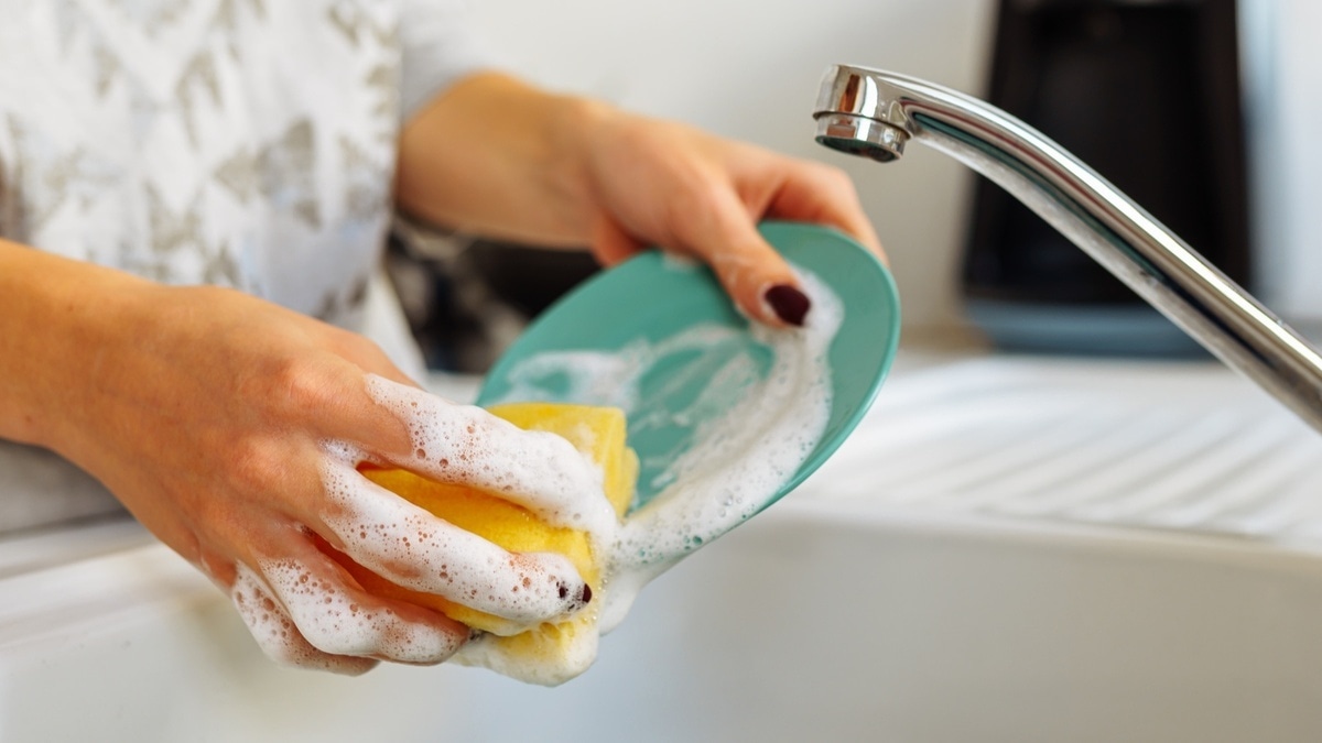 Косметолог объяснила, как спасти кожу рук от последствий частого мытья посуды