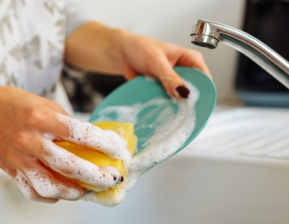 Косметолог объяснила, как спасти кожу рук от последствий частого мытья посуды