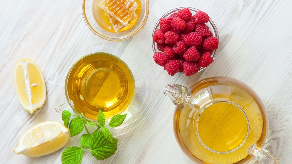 Малиновый чай — не лекарство: врач объяснила, насколько полезны домашние средства от простуды