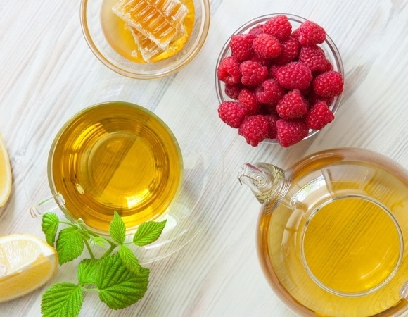 Малиновый чай — не лекарство: врач объяснила, насколько полезны домашние средства от простуды