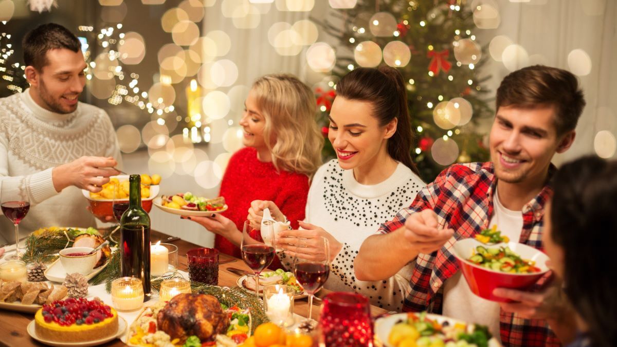 В гости, в горы или в ресторан? Треть россиян не хочет проводить Новый год дома