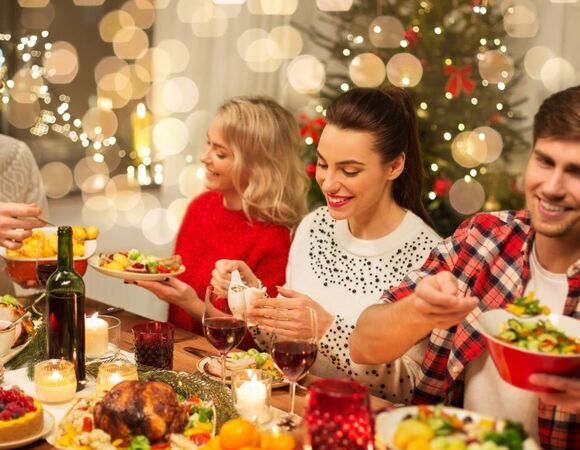 В гости, в горы или в ресторан? Треть россиян не хочет проводить Новый год дома