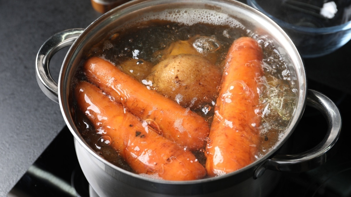 Теряют вкус и пользу из-за одной ошибки: технолог объяснила, как правильно варить овощи на салаты 
