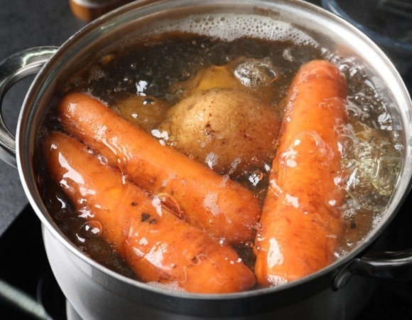 Теряют вкус и пользу из-за одной ошибки: технолог объяснила, как правильно варить овощи на салаты 