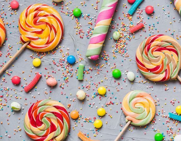 Риск удушья, вредные добавки и нагрузка на поджелудочную: что вы на самом деле дарите детям вместе со сладкими подарками