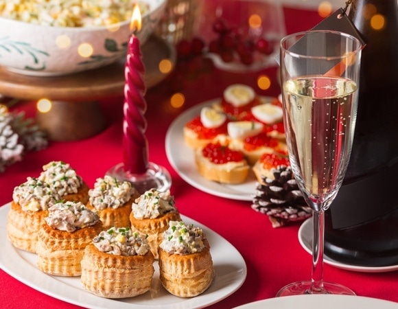 "Ничего не выдерживать и не отрабатывать": эндокринолог дала главный совет по питанию в новогоднюю ночь