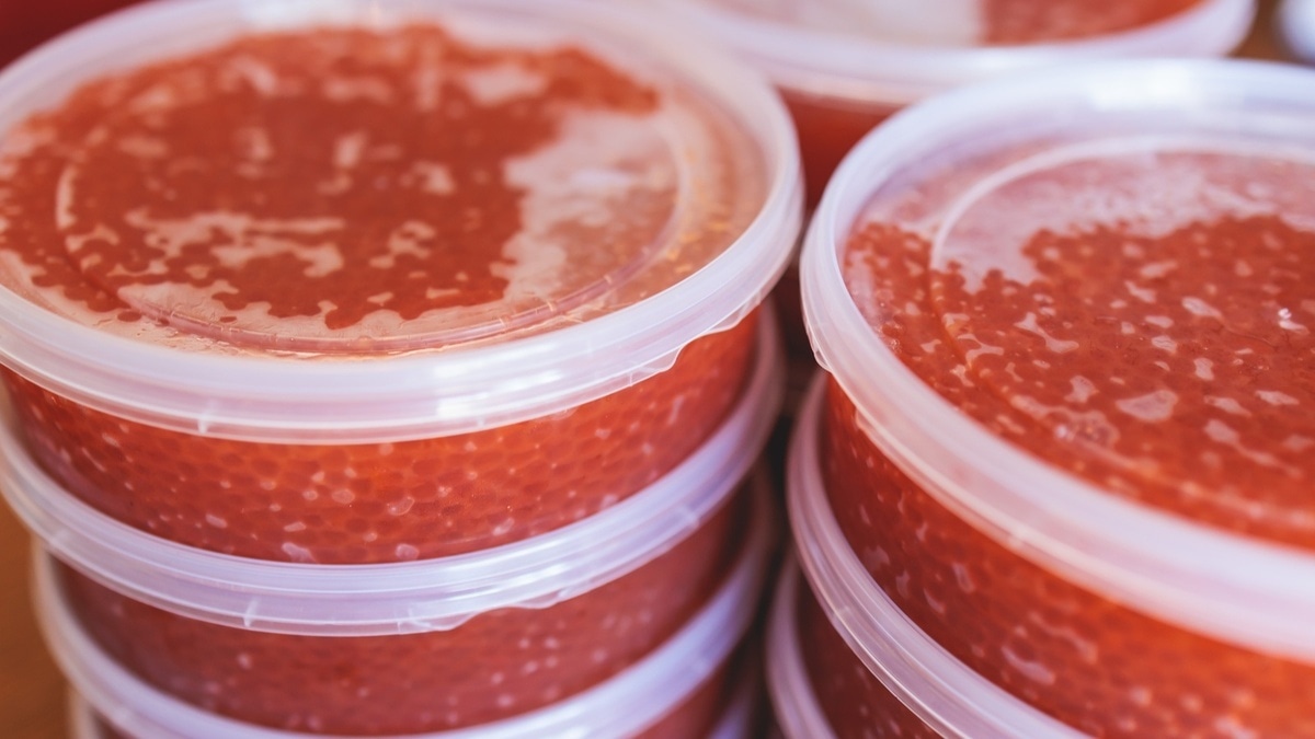 В стекле — не панацея: россиянам сказали, в какой упаковке продается самая вкусная икра