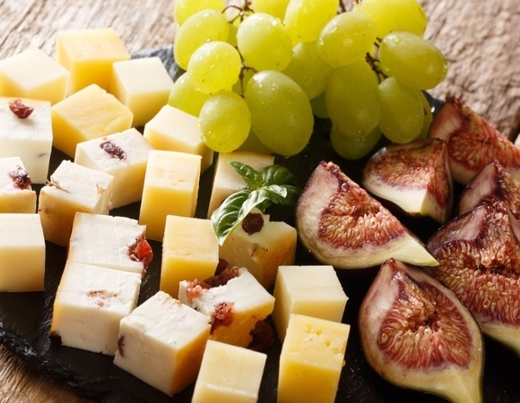 Диетологи назвали сыры, которые будут уместны на праздничном столе