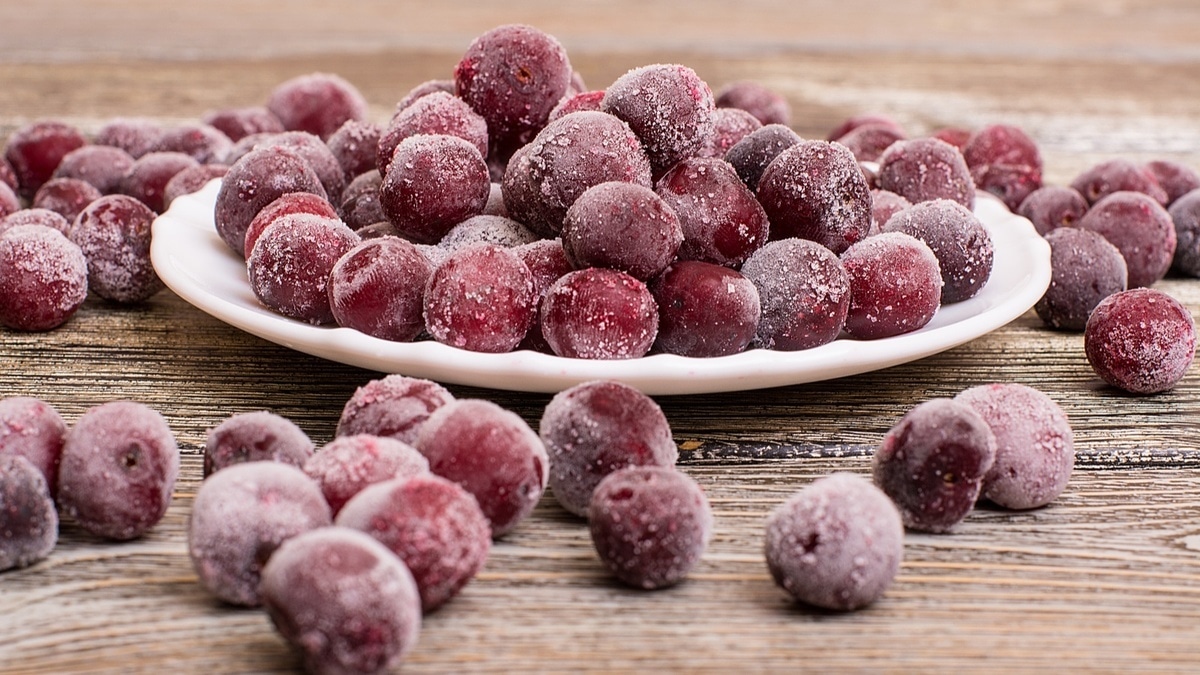 Названы фрукты и ягоды, которым не вредит заморозка — становятся только удобнее и полезнее