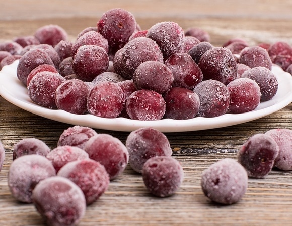 Названы фрукты и ягоды, которым не вредит заморозка — становятся только удобнее и полезнее