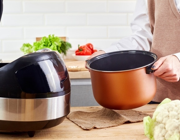 Грань между удобством и безопасностью: можно ли хранить еду в чаше мультиварки?