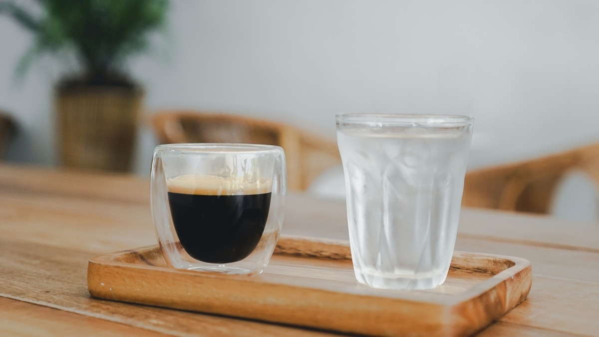 Стоматолог дал совет, как пить горячее и холодное, не "убивая" зубы: реагируют, как стекло 