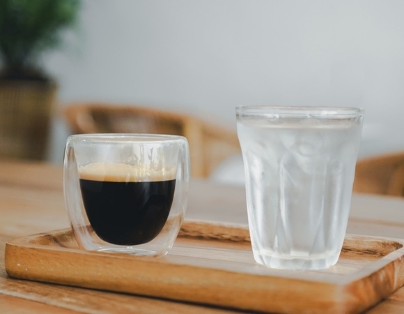 Стоматолог дал совет, как пить горячее и холодное, не "убивая" зубы: реагируют, как стекло 