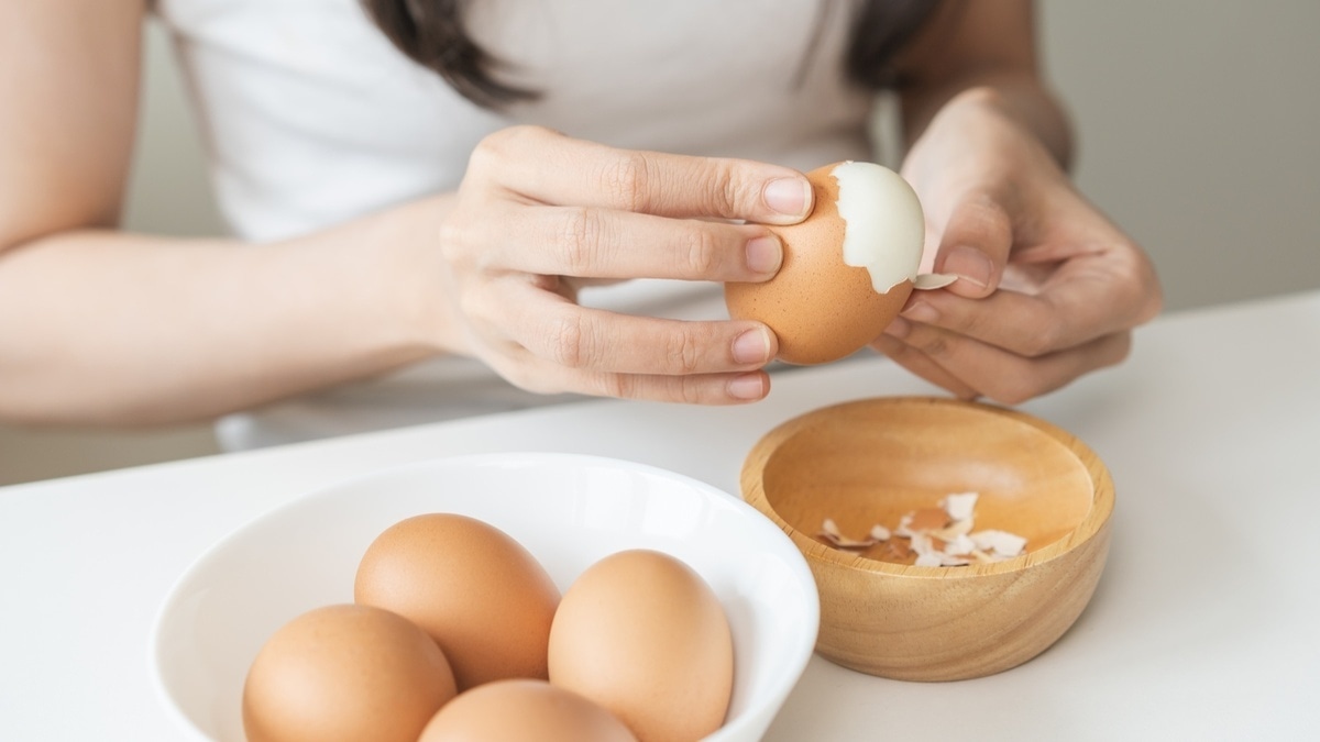 Яйца чистятся за секунды: кулинарный трюк Джулии Чайлд спасет загруженным предновогодним вечером