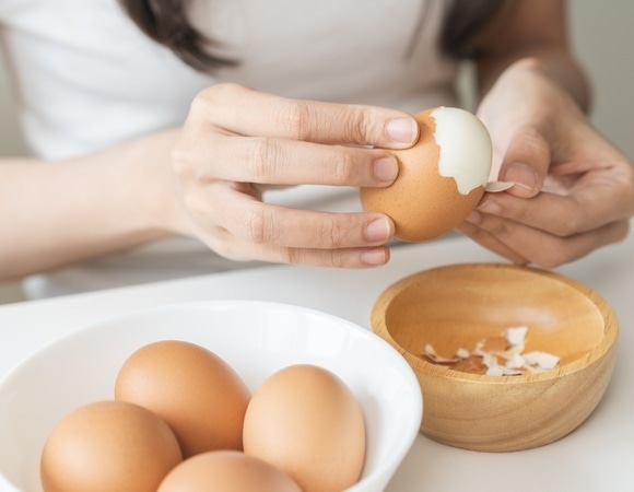 Яйца чистятся за секунды: кулинарный трюк Джулии Чайлд спасет загруженным предновогодним вечером