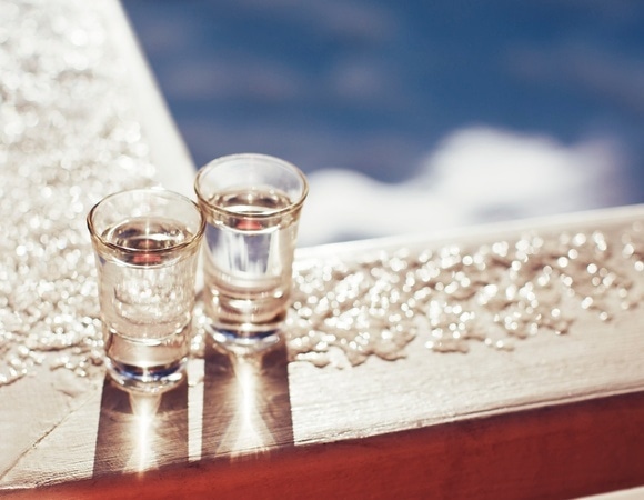 Алкоголь на морозе опасен: врач объяснил, почему им невозможно согреться