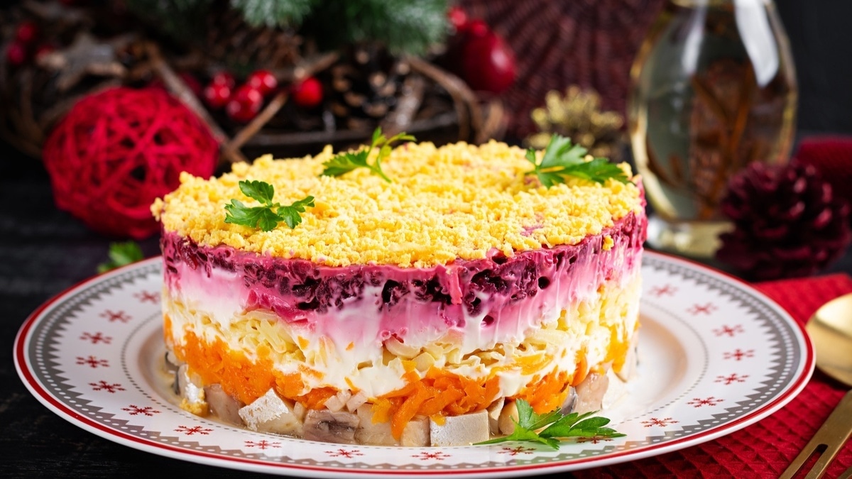 Селедка и оливье — не враги глазам: офтальмолог объяснила, что на новогоднем столе действительно вредит зрению