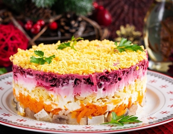 Селедка и оливье — не враги глазам: офтальмолог объяснила, что на новогоднем столе действительно вредит зрению