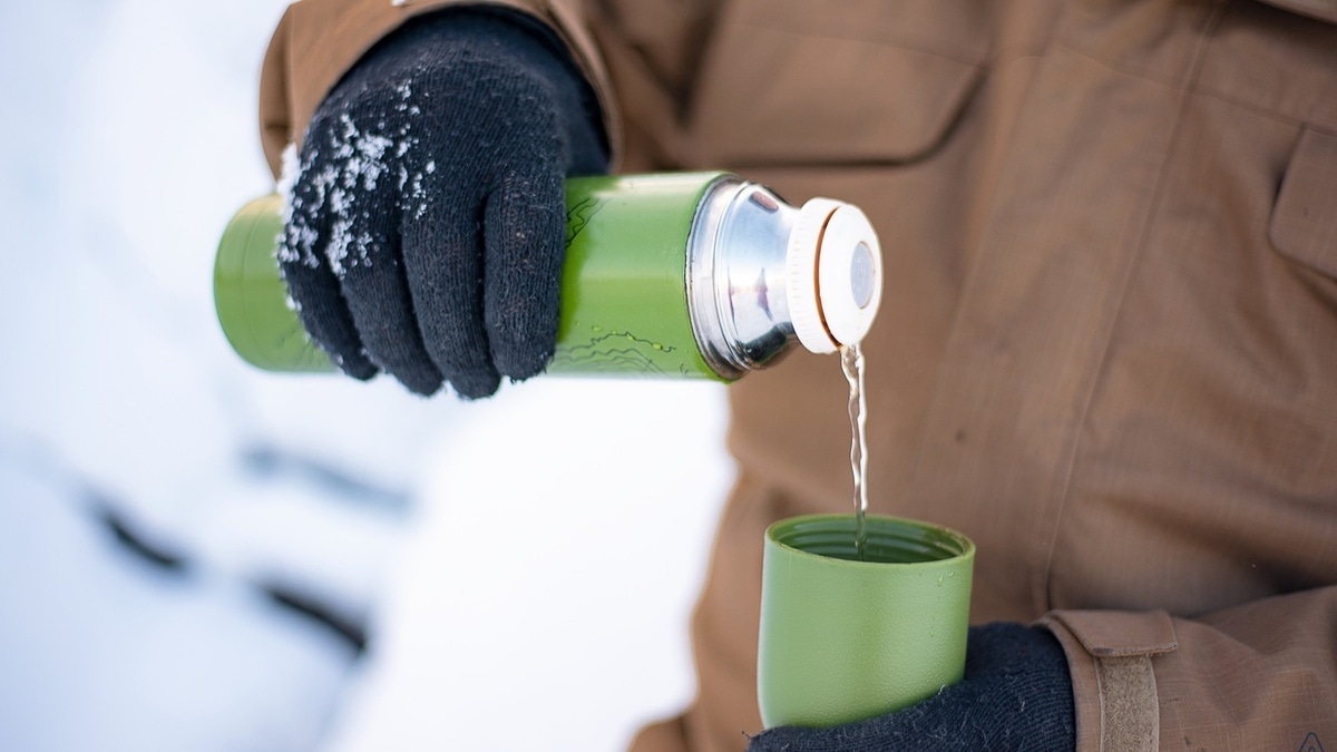 Что взять с собой на зимнюю прогулку: врач назвала напитки, которые хорошо согревают