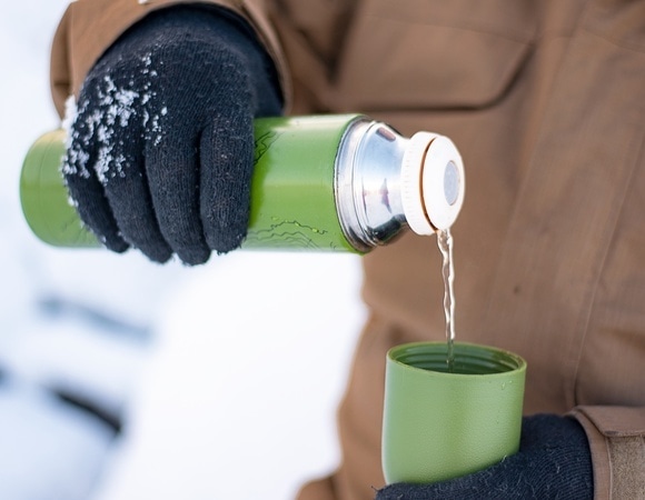 Что взять с собой на зимнюю прогулку: врач назвала напитки, которые хорошо согревают
