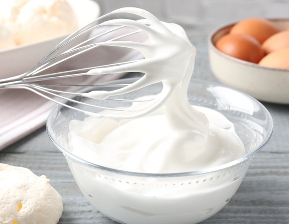 Не оплывут и не потекут: кондитеры сказали, какого одного продукта не хватает во взбитых сливках