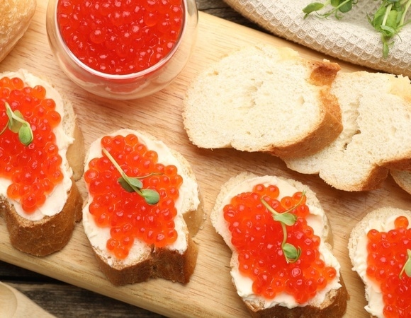 Сколько стоит вкус праздника? Аналитики подсчитали цену бутерброда с красной икрой