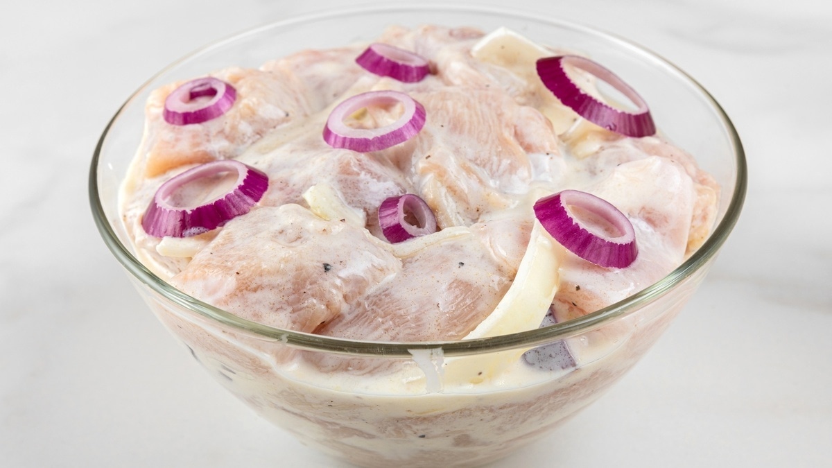 Сливки — враг гриля: шеф объяснил, какой маринад портит мясо и чем его заменить